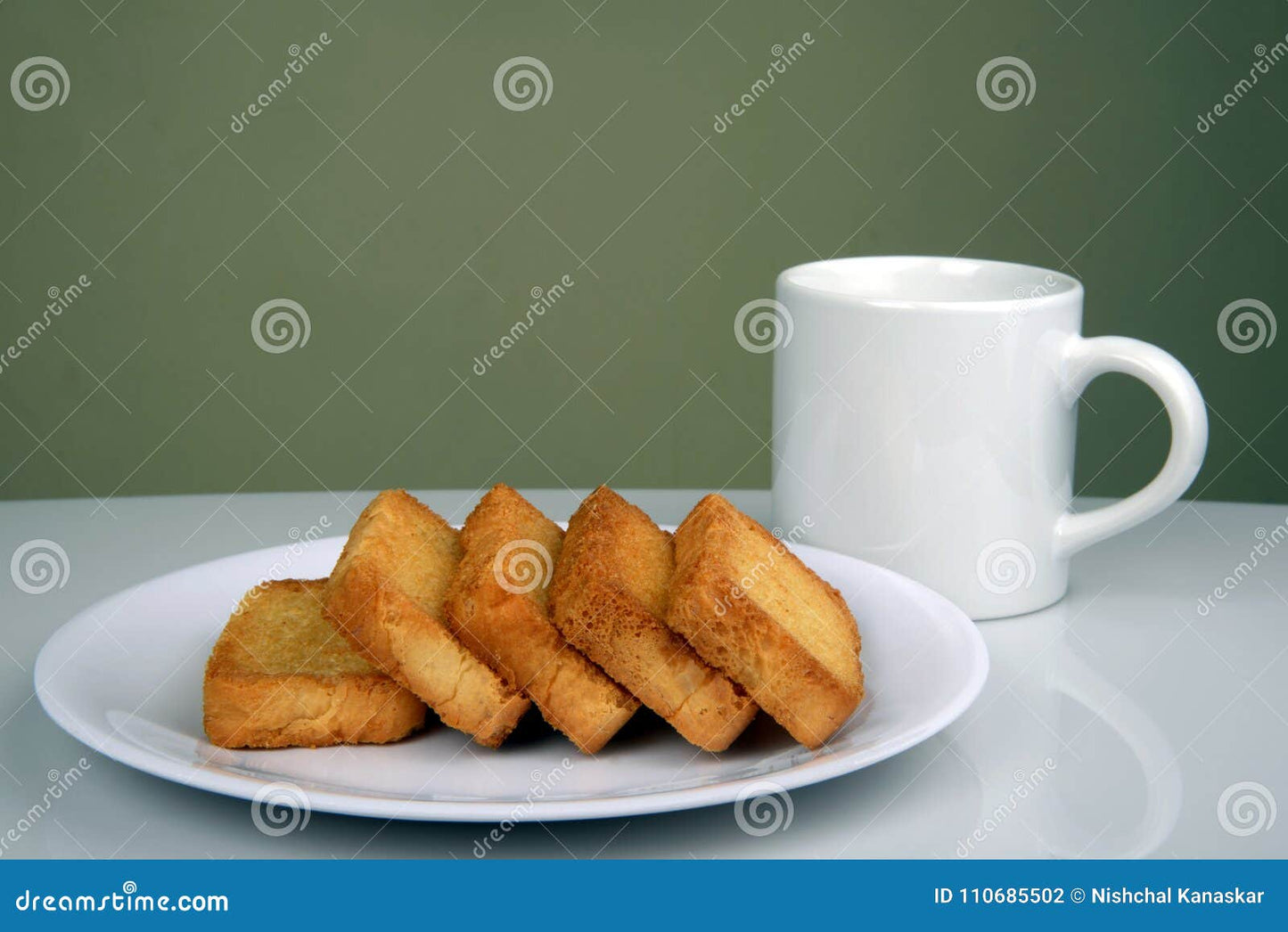 CRISPY TRAILS Square Shape Suji Toast – Crunchy Sooji Rusk Made with Semolina, Perfect Tea-Time Snack, Light & Tasty, Hygienically Packed