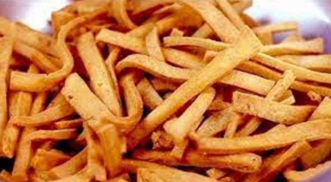 CRISPY TRAILS Home Made Namak Para/Namkeen Mixture Special Indian Namkeen Crunchy Daily Tea Time And Delicious Festive Namak Para || Tea Time Crunchy Namkeen | Festive Special (Pack of 1)