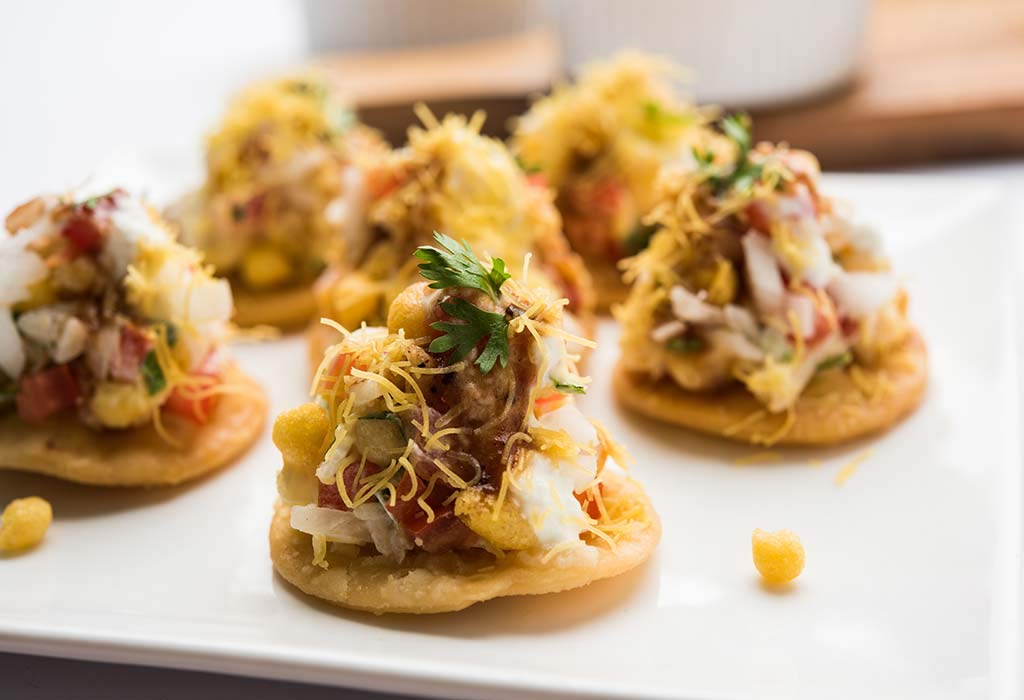 CRISPY TRAILS Special Homemade Chaat Papadi/Namkeen Mathri/Bhalla Papdi/Sev Papdi/Sev Poori Indian Snacks || Crispy Papadi with Soft Bhalla (Pack of 1)